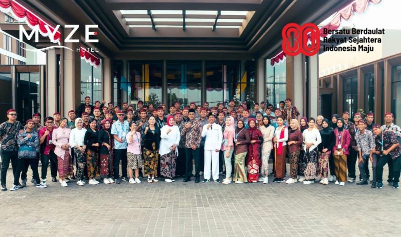 Foto kolektif seluruh tim MYZE Hotel Sumenep sebagai simbol persatuan dan dukungan terhadap UMKM serta budaya lokal Sumenep.
