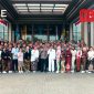 Foto kolektif seluruh tim MYZE Hotel Sumenep sebagai simbol persatuan dan dukungan terhadap UMKM serta budaya lokal Sumenep.
