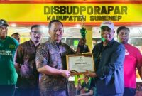 Kepala Bappeda sekaligus Plt BKPSDM Sumenep, Dr. Ir. Arif Firmanto, S.TP., M.Si., IPU., ASEAN Eng., menerima piagam penghargaan Best Booth kategori OPD. Sebagai bukti atas inovasi dan capaian pembangunan yang ditampilkan dalam MCF 2025.