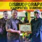 Kepala Bappeda sekaligus Plt BKPSDM Sumenep, Dr. Ir. Arif Firmanto, S.TP., M.Si., IPU., ASEAN Eng., menerima piagam penghargaan Best Booth kategori OPD. Sebagai bukti atas inovasi dan capaian pembangunan yang ditampilkan dalam MCF 2025.