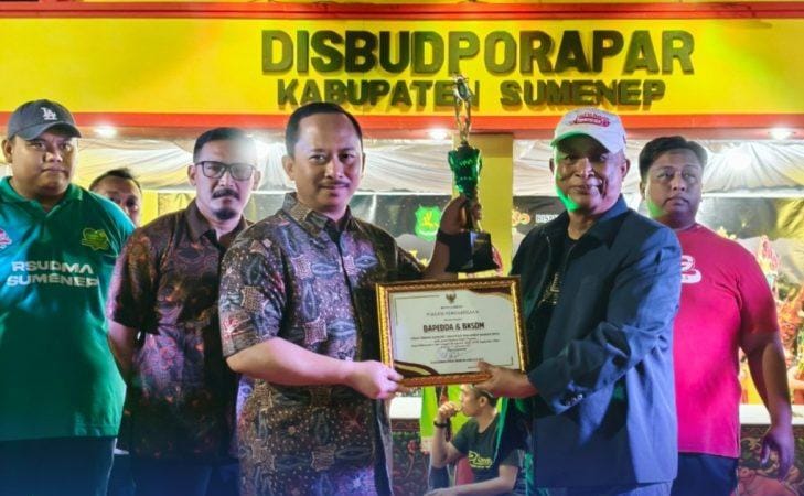 Kepala Bappeda sekaligus Plt BKPSDM Sumenep, Dr. Ir. Arif Firmanto, S.TP., M.Si., IPU., ASEAN Eng., menerima piagam penghargaan Best Booth kategori OPD. Sebagai bukti atas inovasi dan capaian pembangunan yang ditampilkan dalam MCF 2025.