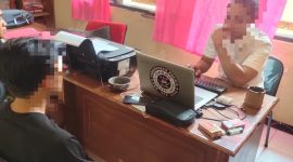 M (27), tampak serius memberikan laporan resmi di Polsek Pasongsongan usai menjadi korban pengeroyokan brutal. Laporan ini menjadi ujian bagi aparat penegak hukum untuk benar-benar berpihak pada keadilan rakyat kecil.
