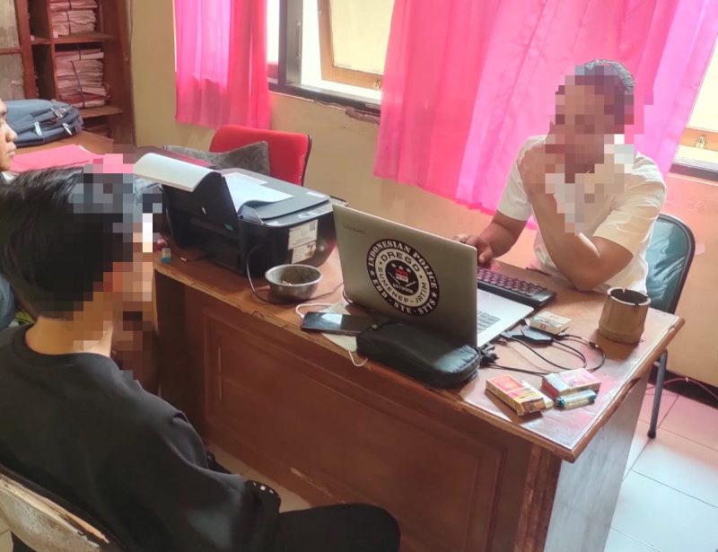 M (27), tampak serius memberikan laporan resmi di Polsek Pasongsongan usai menjadi korban pengeroyokan brutal. Laporan ini menjadi ujian bagi aparat penegak hukum untuk benar-benar berpihak pada keadilan rakyat kecil.
