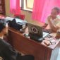 M (27), tampak serius memberikan laporan resmi di Polsek Pasongsongan usai menjadi korban pengeroyokan brutal. Laporan ini menjadi ujian bagi aparat penegak hukum untuk benar-benar berpihak pada keadilan rakyat kecil.
