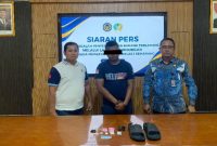 Petugas lapas kelas I Semarang menangkap seorang pria berinisial BIS yang berusaha menyelundupkan sabu menggunakan sandal