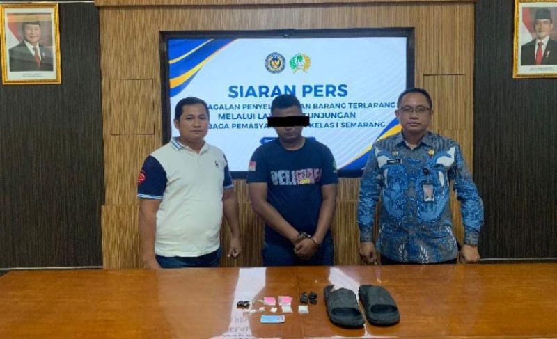 Petugas lapas kelas I Semarang menangkap seorang pria berinisial BIS yang berusaha menyelundupkan sabu menggunakan sandal