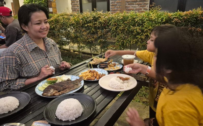 Pengunjung menikmati sajian Gurami Bakar andalan Kedai KW.