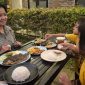 Pengunjung menikmati sajian Gurami Bakar andalan Kedai KW.