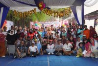 Para anggota Line Dance Srikandi 7085 tampil kompak dan penuh energi saat perayaan 7 tahun komunitas di Buncit Studio, Jakarta Selatan.