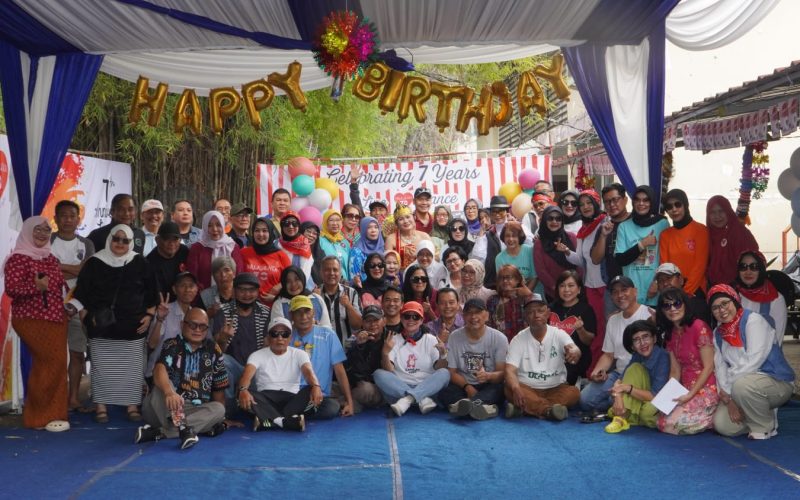 Para anggota Line Dance Srikandi 7085 tampil kompak dan penuh energi saat perayaan 7 tahun komunitas di Buncit Studio, Jakarta Selatan.
