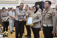 Kasat Lantas Polres Sumenep, AKP Ninit Titis Dewiyani, S.H., saat menerima piagam penghargaan dari Polda Jawa Timur atas keberhasilan Satlantas Polres Sumenep mengungkap kasus tabrak lari terbanyak periode Januari–Agustus 2025