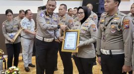 Kasat Lantas Polres Sumenep, AKP Ninit Titis Dewiyani, S.H., saat menerima piagam penghargaan dari Polda Jawa Timur atas keberhasilan Satlantas Polres Sumenep mengungkap kasus tabrak lari terbanyak periode Januari–Agustus 2025