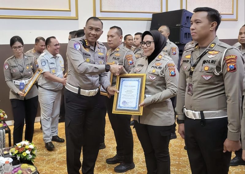 Kasat Lantas Polres Sumenep, AKP Ninit Titis Dewiyani, S.H., saat menerima piagam penghargaan dari Polda Jawa Timur atas keberhasilan Satlantas Polres Sumenep mengungkap kasus tabrak lari terbanyak periode Januari–Agustus 2025