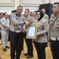 Kasat Lantas Polres Sumenep, AKP Ninit Titis Dewiyani, S.H., saat menerima piagam penghargaan dari Polda Jawa Timur atas keberhasilan Satlantas Polres Sumenep mengungkap kasus tabrak lari terbanyak periode Januari–Agustus 2025