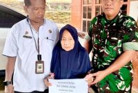 Didampingi, Danposramil, Agus Salim Prastyono dan PJ Kades Batuputih Kangayan, 
Warga Desa Batuputih saat menerima BLT Dana Desa Triwulan 2 dan 3 