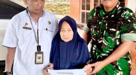Didampingi, Danposramil, Agus Salim Prastyono dan PJ Kades Batuputih Kangayan, 
Warga Desa Batuputih saat menerima BLT Dana Desa Triwulan 2 dan 3 