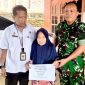 Didampingi, Danposramil, Agus Salim Prastyono dan PJ Kades Batuputih Kangayan, 
Warga Desa Batuputih saat menerima BLT Dana Desa Triwulan 2 dan 3 