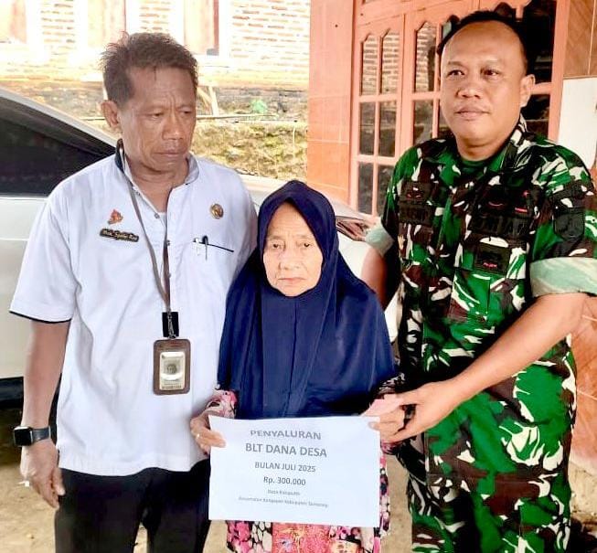 Didampingi, Danposramil, Agus Salim Prastyono dan PJ Kades Batuputih Kangayan, 
Warga Desa Batuputih saat menerima BLT Dana Desa Triwulan 2 dan 3 