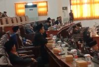 Caption: Mahfud, Ketua Komisi IV DPRD Sampang Saat Menyampaikan Pendapatnya di Ruang Graha Paripurna DPRD Kabupaten Sampang