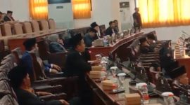 Caption: Mahfud, Ketua Komisi IV DPRD Sampang Saat Menyampaikan Pendapatnya di Ruang Graha Paripurna DPRD Kabupaten Sampang