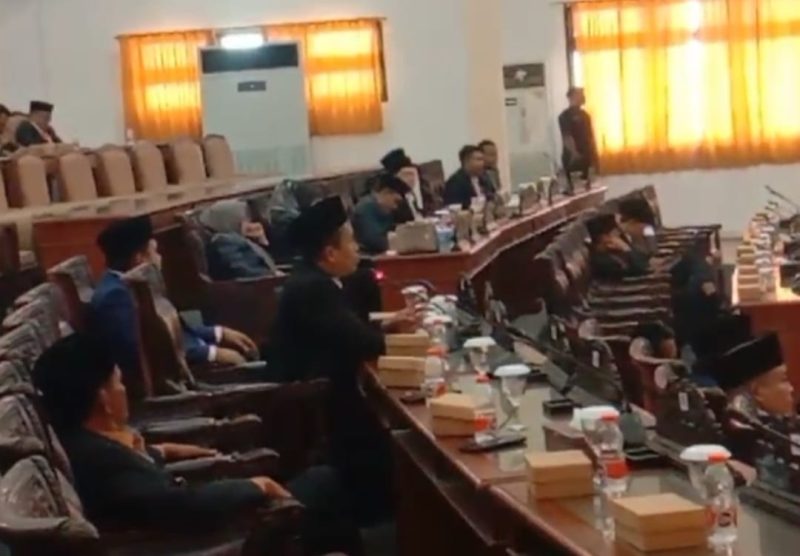 Caption: Mahfud, Ketua Komisi IV DPRD Sampang Saat Menyampaikan Pendapatnya di Ruang Graha Paripurna DPRD Kabupaten Sampang