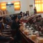 Caption: Mahfud, Ketua Komisi IV DPRD Sampang Saat Menyampaikan Pendapatnya di Ruang Graha Paripurna DPRD Kabupaten Sampang