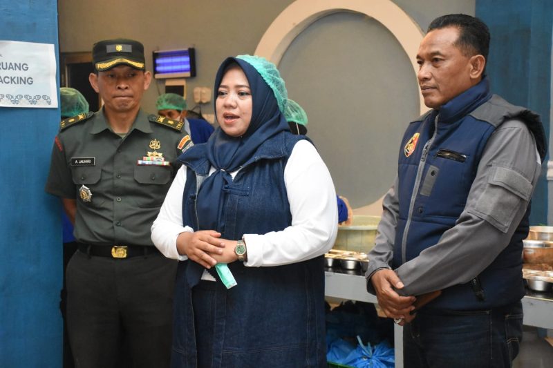 Wakil Bupati Situbondo, Ulfiyah, didampingi Kasdim 0823 Situbondo Mayor Kav Aan Jauhari dan anggota Polres Situbondo, meninjau proses pengolahan makanan di Dapur Makan Bergizi Gratis di Vila Situbondo Sumberkolak, Kecamatan Panarukan, Kamis (11/09/2025).