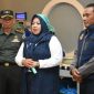 Wakil Bupati Situbondo, Ulfiyah, didampingi Kasdim 0823 Situbondo Mayor Kav Aan Jauhari dan anggota Polres Situbondo, meninjau proses pengolahan makanan di Dapur Makan Bergizi Gratis di Vila Situbondo Sumberkolak, Kecamatan Panarukan, Kamis (11/09/2025).