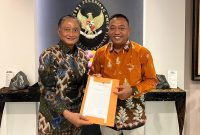 Prayogo, menyerahkan aspirasi masyarakat terkait kerusakan jalan nasional kepada Menteri PUPR, Dody Hanggodo, di Jakarta, Kamis (11/9/2025)