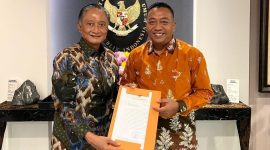 Prayogo, menyerahkan aspirasi masyarakat terkait kerusakan jalan nasional kepada Menteri PUPR, Dody Hanggodo, di Jakarta, Kamis (11/9/2025)