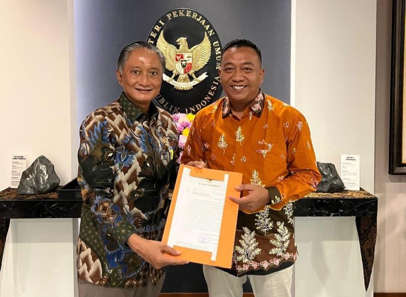Prayogo, menyerahkan aspirasi masyarakat terkait kerusakan jalan nasional kepada Menteri PUPR, Dody Hanggodo, di Jakarta, Kamis (11/9/2025)