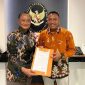 Prayogo, menyerahkan aspirasi masyarakat terkait kerusakan jalan nasional kepada Menteri PUPR, Dody Hanggodo, di Jakarta, Kamis (11/9/2025)