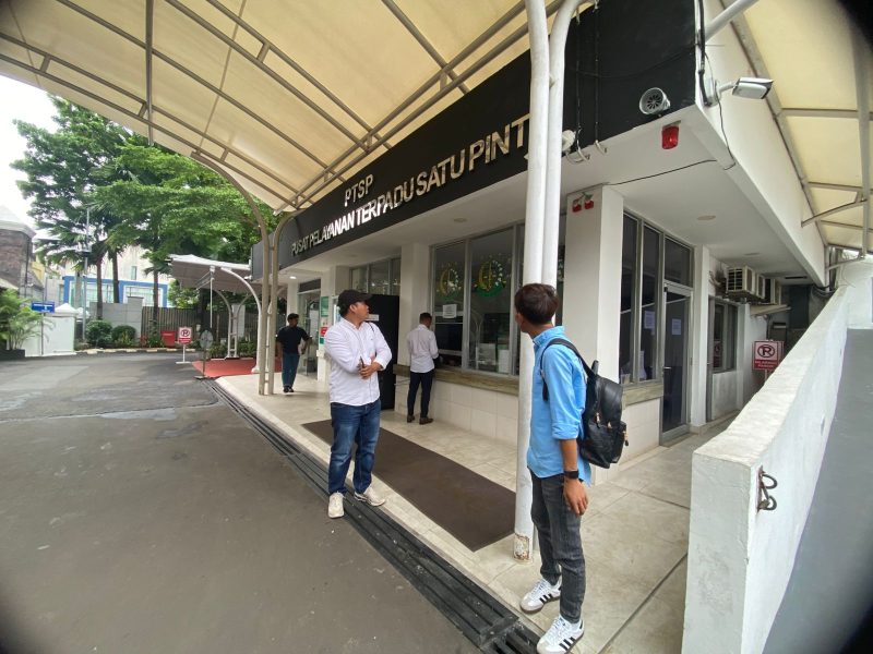 Sejumlah Aktivis LPK Trankonmasi Perwakilan Nelayan Saat Laporan ke Kejagung RI. (Sumber Foto: Detikzone.id)