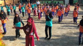 Siswa dan guru SDN Panaongan III tampak kompak mengikuti kegiatan Segi Sama (Senam Pagi Bersama) dalam program Sabtu Ceria
