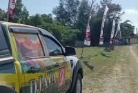Mobil Djava dan umbul Exodus tampak berkibar di Lapangan Giling, memeriahkan persiapan Karapan Sapi Sumenep 2025 yang akan digelar besok, menambah semarak pesta budaya khas Madura