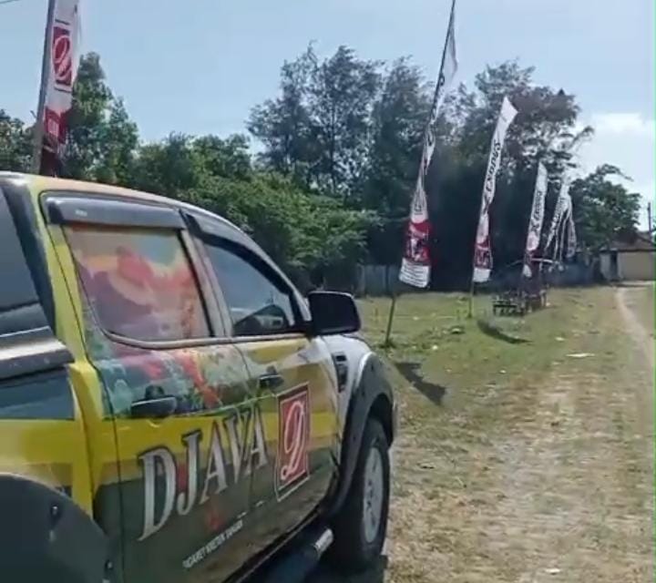 Mobil Djava dan umbul Exodus tampak berkibar di Lapangan Giling, memeriahkan persiapan Karapan Sapi Sumenep 2025 yang akan digelar besok, menambah semarak pesta budaya khas Madura