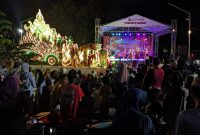 Ribuan warga tumpah ruah di Pujasera Bangkal dalam acara “Semalam di Madura”, sebagai pembuka jelang perhelatan Karapan Sapi Tingkat Kabupaten Sumenep