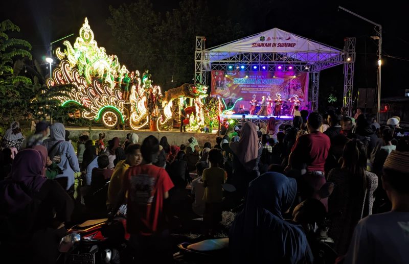 Ribuan warga tumpah ruah di Pujasera Bangkal dalam acara “Semalam di Madura”, sebagai pembuka jelang perhelatan Karapan Sapi Tingkat Kabupaten Sumenep