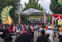 Gerakan energik dan kompak para peserta senam meriahkan suasana Sumenep Bugar 2025 di Taman Bunga Sumenep
