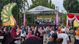 Gerakan energik dan kompak para peserta senam meriahkan suasana Sumenep Bugar 2025 di Taman Bunga Sumenep