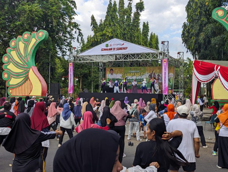 Gerakan energik dan kompak para peserta senam meriahkan suasana Sumenep Bugar 2025 di Taman Bunga Sumenep
