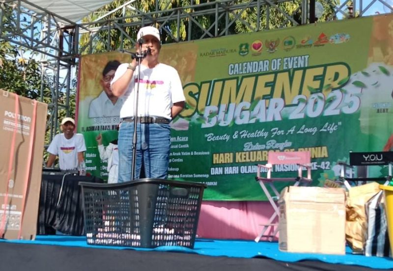 Kepala Disbudporapar Sumenep membuka Sumenep Bugar 2025 yang dikemas dengan olahraga, budaya, dan aksi sosial di Taman Bunga.
