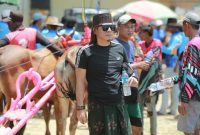 Suasana meriah Karapan Sapi Tingkat Kabupaten Sumenep 2025 yang digelar di Lapangan Giling dengan diikuti 48 pasangan sapi pacu dari berbagai daerah