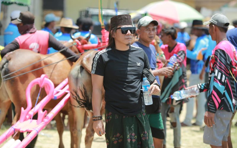 Suasana meriah Karapan Sapi Tingkat Kabupaten Sumenep 2025 yang digelar di Lapangan Giling dengan diikuti 48 pasangan sapi pacu dari berbagai daerah