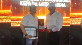 Bang Enno, jurnalis Detikzone, menerima penghargaan Mitra Terbaik Sulawesi Selatan dari Yonarmed 6/3 Kostrad di Makassar, Sabtu (13/9/2025)

