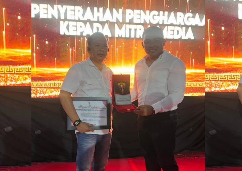 Bang Enno, jurnalis Detikzone, menerima penghargaan Mitra Terbaik Sulawesi Selatan dari Yonarmed 6/3 Kostrad di Makassar, Sabtu (13/9/2025)
