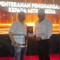 Bang Enno, jurnalis Detikzone, menerima penghargaan Mitra Terbaik Sulawesi Selatan dari Yonarmed 6/3 Kostrad di Makassar, Sabtu (13/9/2025)
