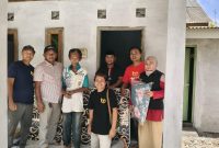 Bani Insan Peduli menyerahkan kunci rumah baru bagi Zainuddin, warga lansia yang selama dua tahun menempati gubuk reot