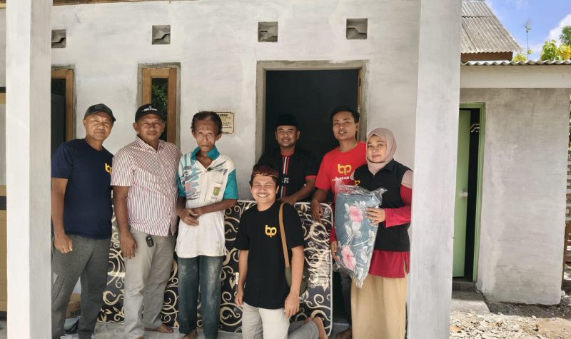 Bani Insan Peduli menyerahkan kunci rumah baru bagi Zainuddin, warga lansia yang selama dua tahun menempati gubuk reot
