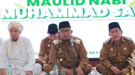 Bupati Sumenep, Achmad Fauzi Wongsojudo, menekankan pentingnya meneladani akhlak Rasulullah SAW dalam kehidupan sehari-hari saat peringatan Maulid Nabi di Keraton Sumenep.
